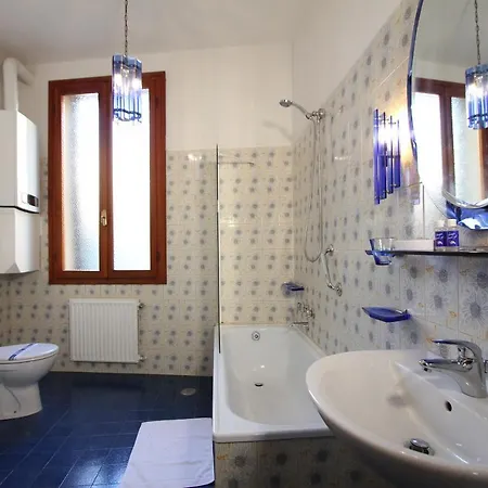 Corner Canal View Apartment *